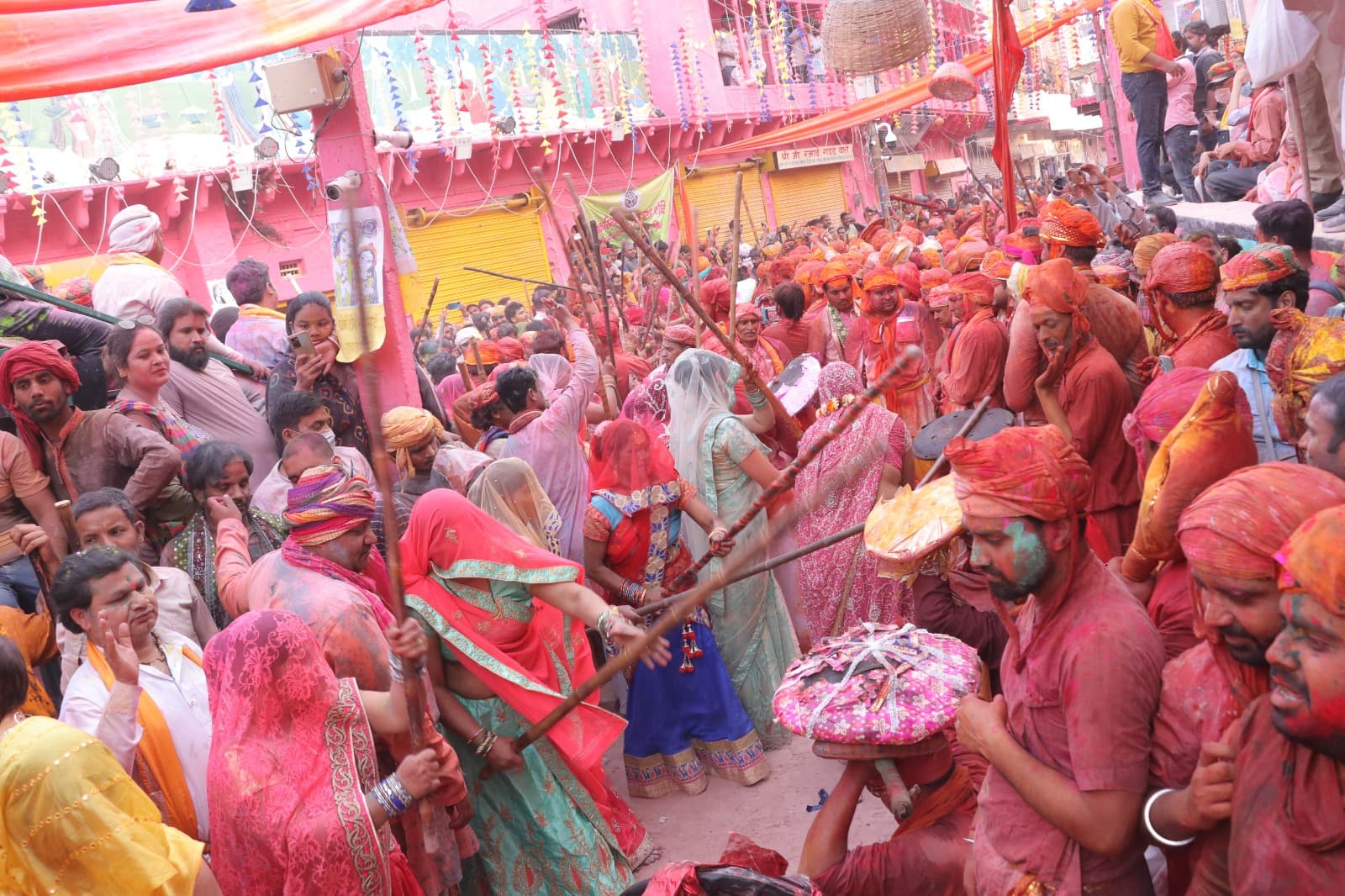 बरसाना में लट्ठमार होली का अदभुत नजारा देख रोमांचित हुए लोग