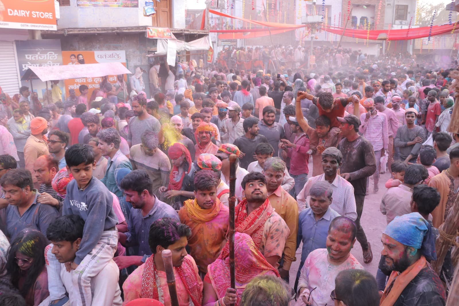 लट्ठमार होली खेलने सजे-धजे हुरियारे गुलाल उड़ाते गाते-नाचते पहुंचे बरसाना