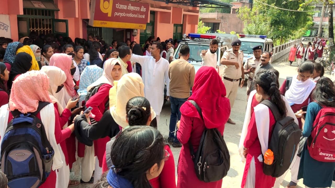 Bihar हिजाब विवाद : सेंटअप परीक्षा के दौरान जांच करने से भड़की छात्राएं, जमकर काटा बवाल