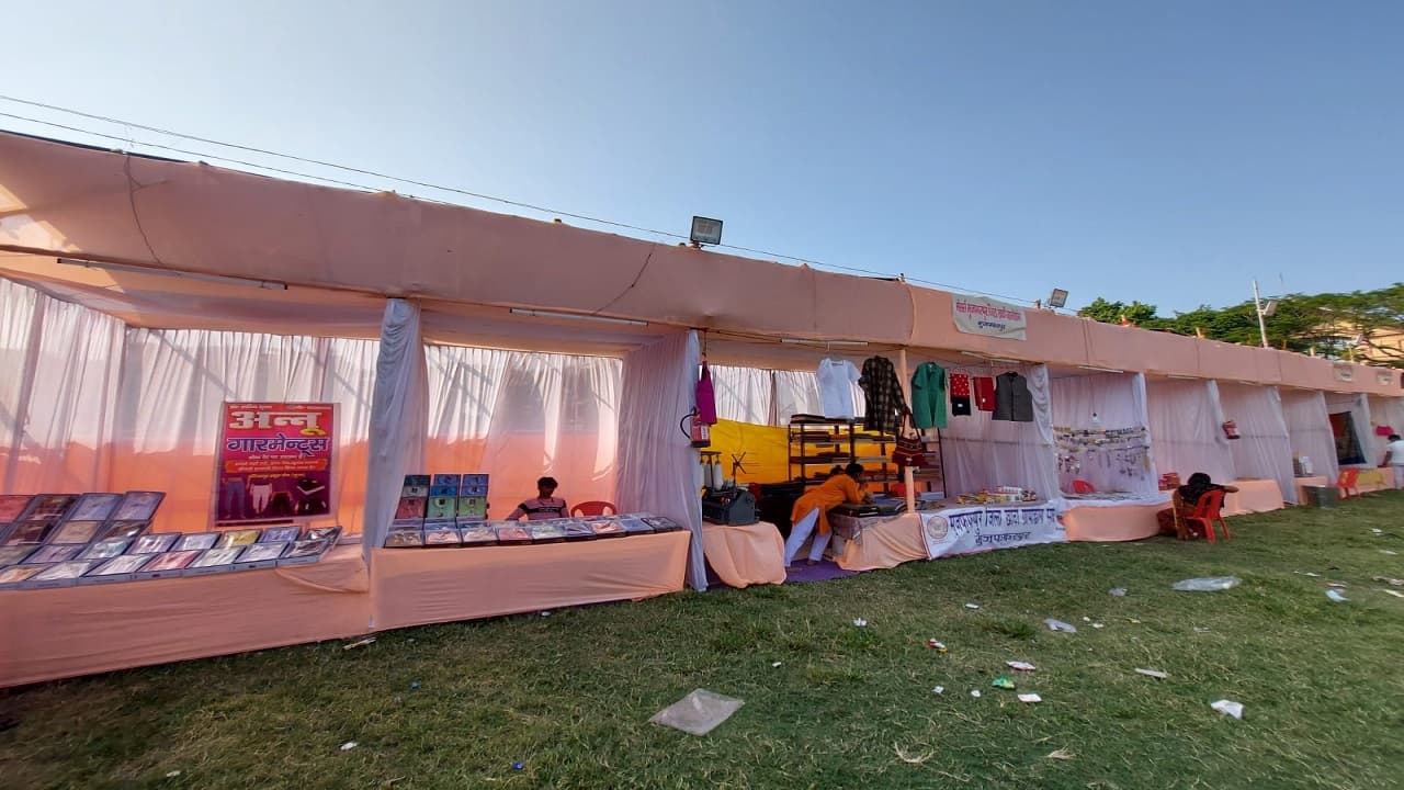 Muzaffarpur में फीका पड़ा उद्योग मेला, दीवाली के बाद भी खरीदारी में रुचि नहीं दिखा रहे लोग