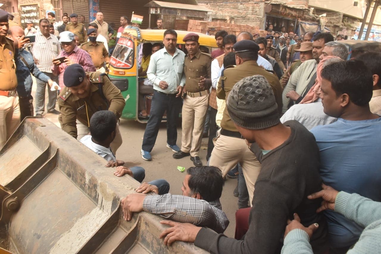 पटना में अतिक्रमण हटाने को लेकर मचा बवाल, देखते ही देखते आग का गोला बन गया अनिल, भीड़ ने पुलिस पर बरसाए पत्थर