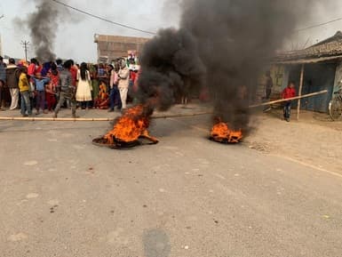 मुखिया पति और उसके बेटे ने पंचायत में युवक को मार-मार कर किया अधमरा, आक्रोशित लोगों ने काटा बवाल