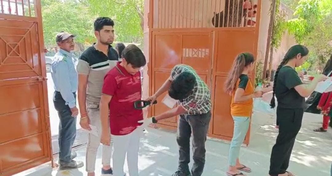 UP News: नीट परीक्षा में हाई हील से हुई दिक्कत, छात्रों की उतरवाई गयी बेल्ट, सिर्फ टीशर्ट वालों को दिया प्रवेश