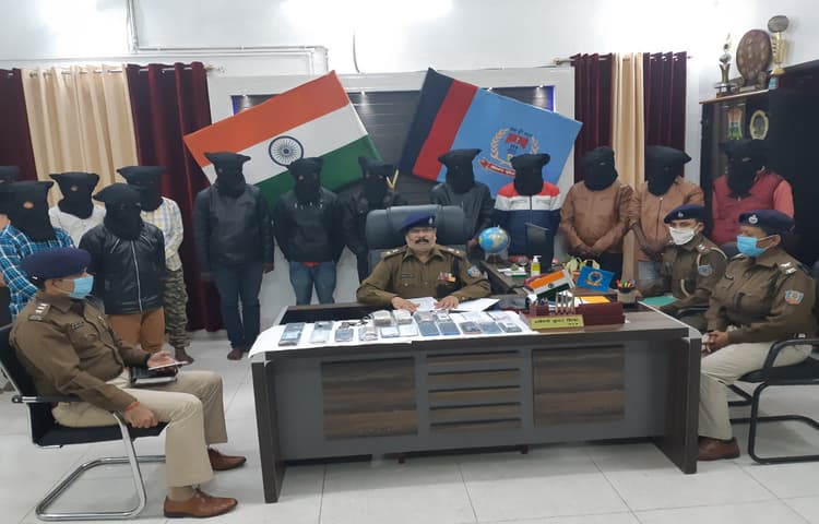 17 साइबर क्रिमिनल को देवघर पुलिस ने किया गिरफ्तार, 82 हजार नकद समेत 22 मोबाइल फोन जब्त