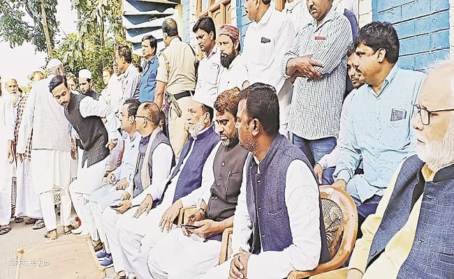 AIMIM विधायक से मारपीट मामले का जायजा लेने ओवैसी के चारों विधायक पहुंचे सिसौना गांव