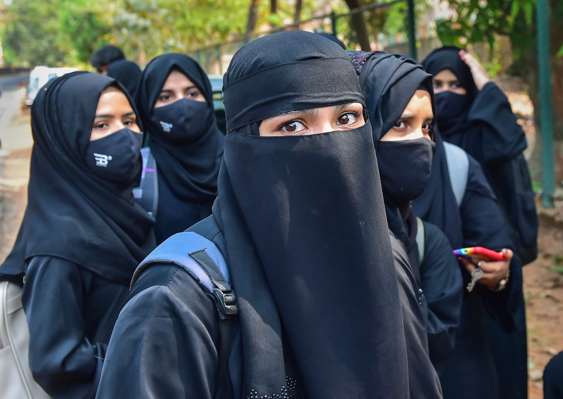 हिजाब विवाद कोर्ट तक ले जानें वाली याचिकाकर्ता के पिता और भाई पर हमला, हाजरा शिफा ने किया ये दावा