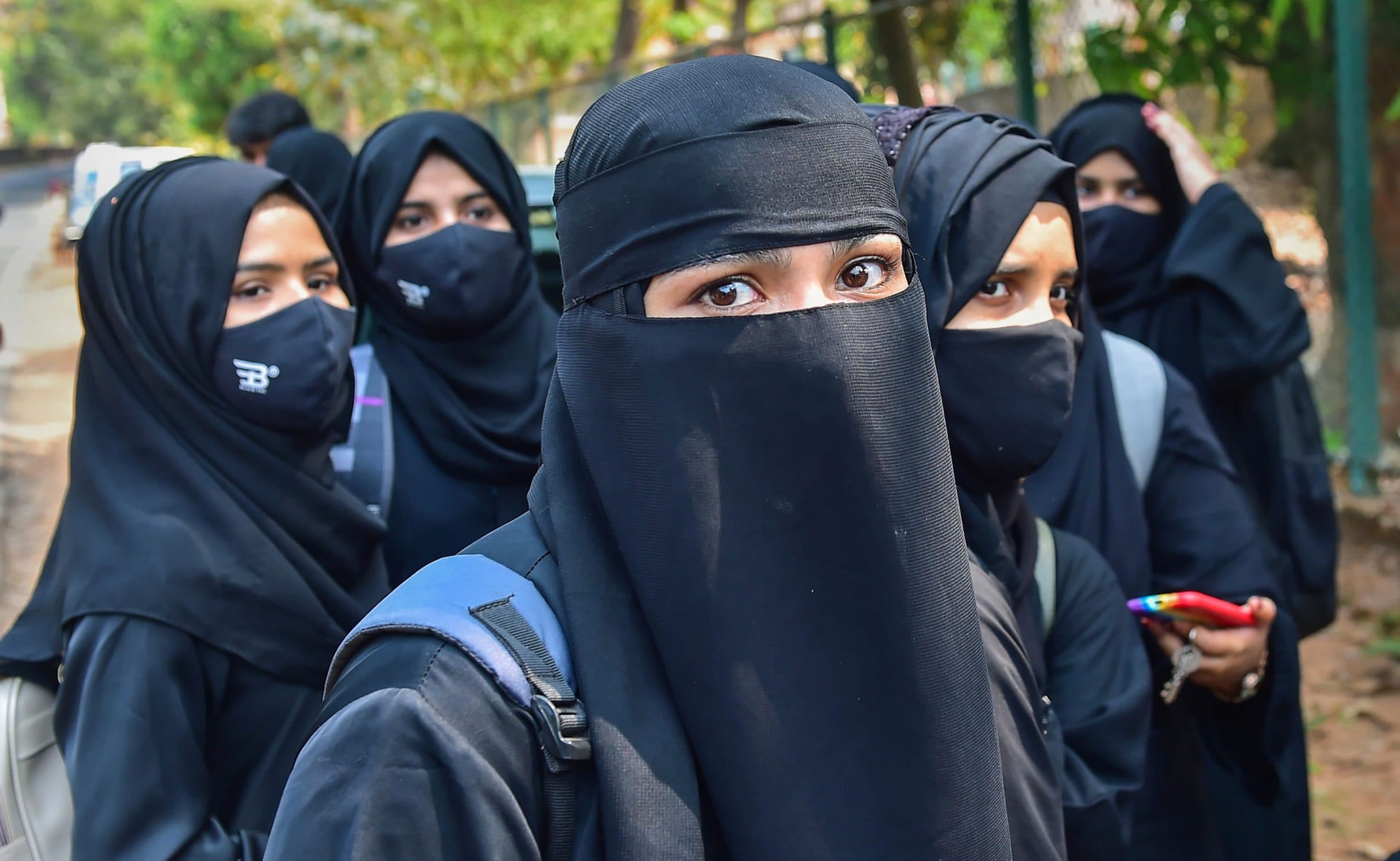 कर्नाटक चुनाव: हिजाब मामला कितना बड़ा मुद्दा ? ‘पोस्टर ब्वॉय’ का हाल जानें