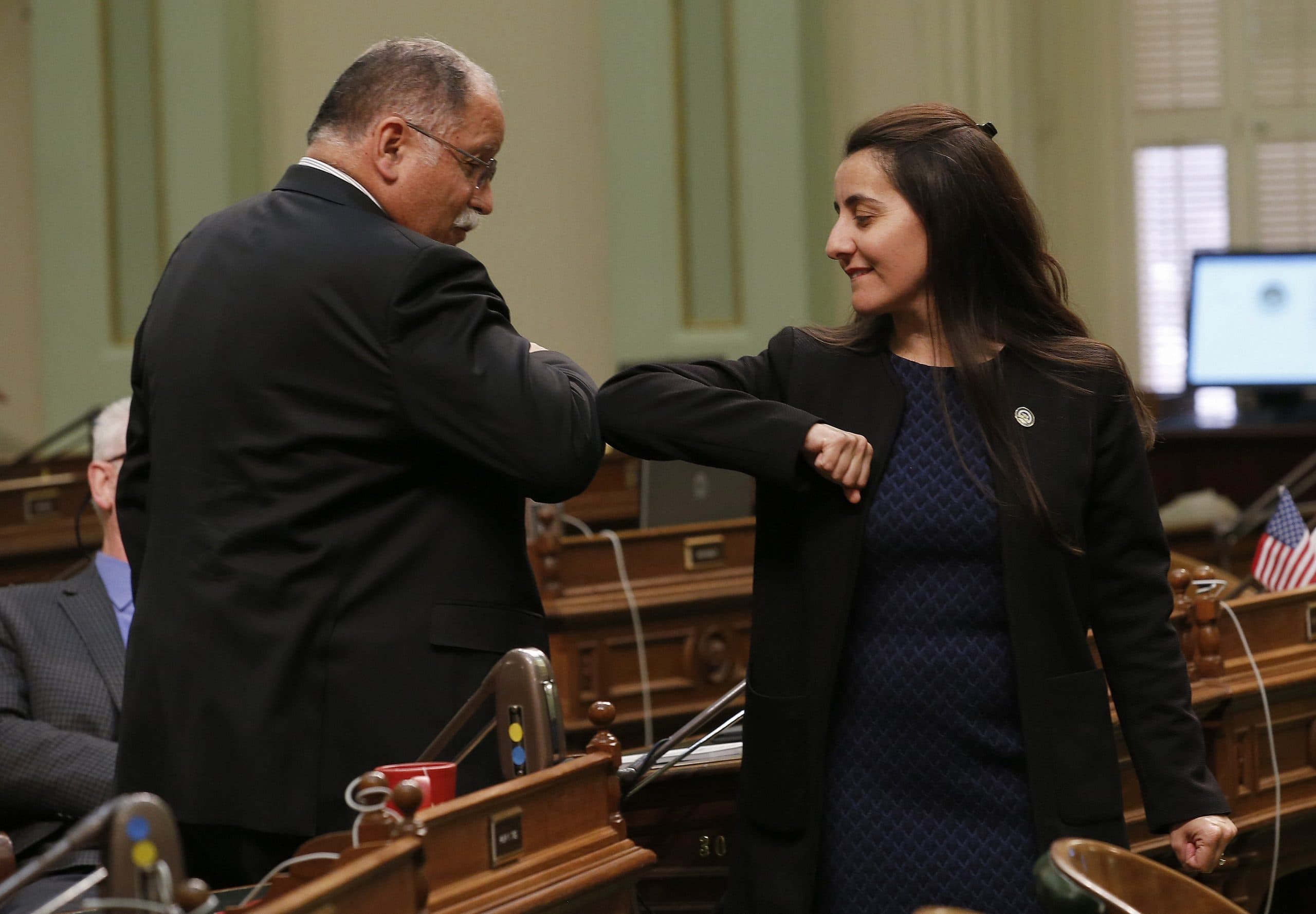 कोरोना से बेहाल दुनियाः नेताओं की पत्नी, खिलाड़ी, हॉलीवुड सितारे सहित कई जानी-मानी हस्तियां चपेट में