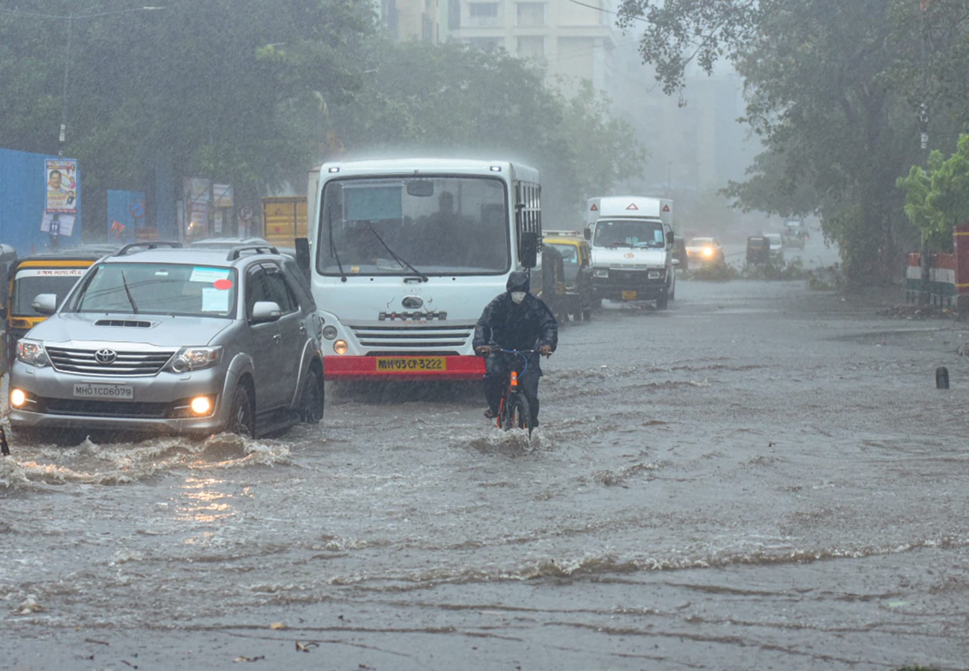 Weather Forecast/Cyclone Tauktae : PM नरेंद्र माेदी बुधवार को गुजरात और केंद्र शासित दमन और दीव का करेंगे दौरा, चक्रवात 'ताउ ते' के नुकसान का लेंगे जायजा