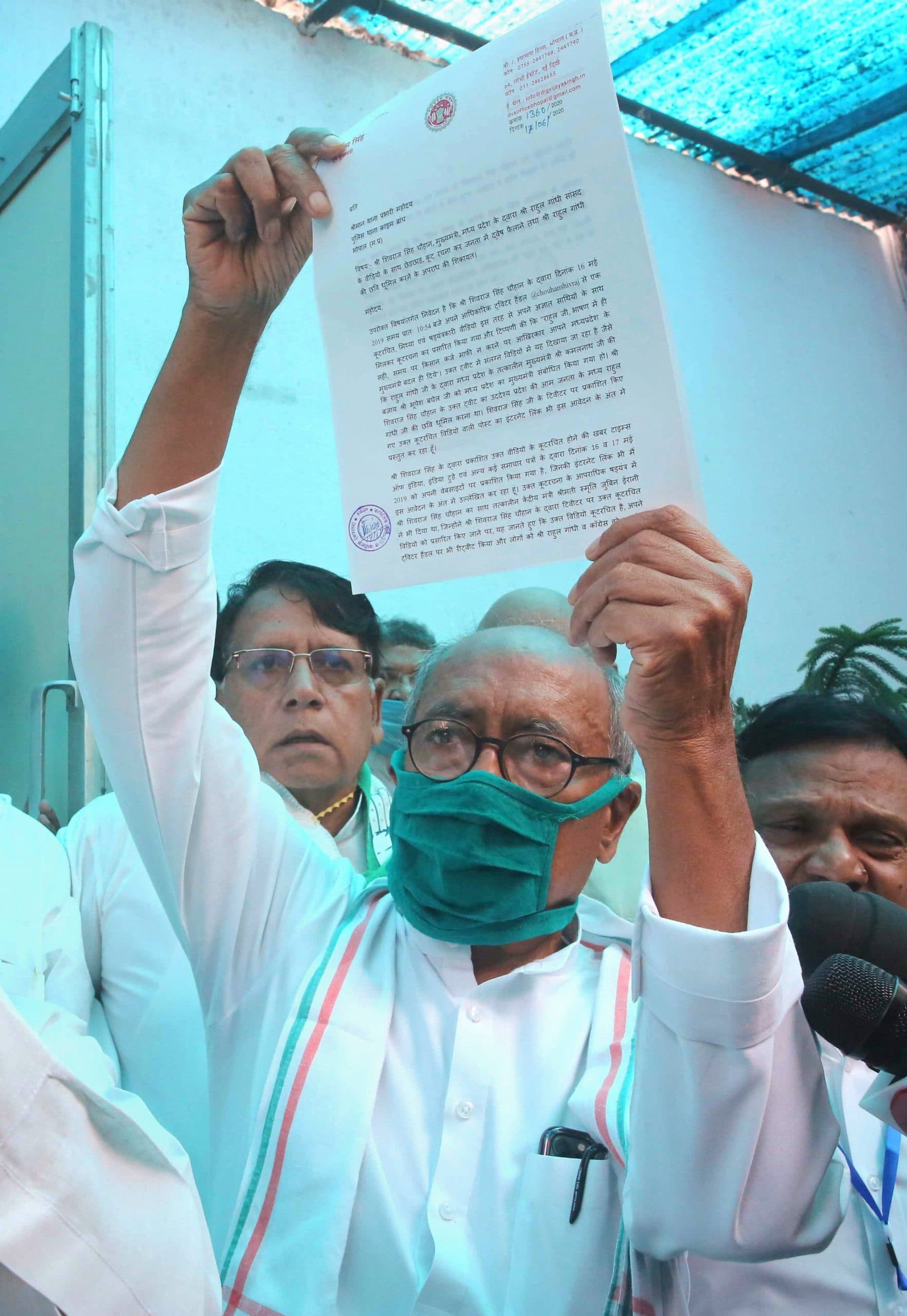 उपचुनाव से पहले एमपी की सियासत गर्म, अब दिग्विजय सिंह पहुंचे शिवराज के खिलाफ मुकदमा दर्ज कराने