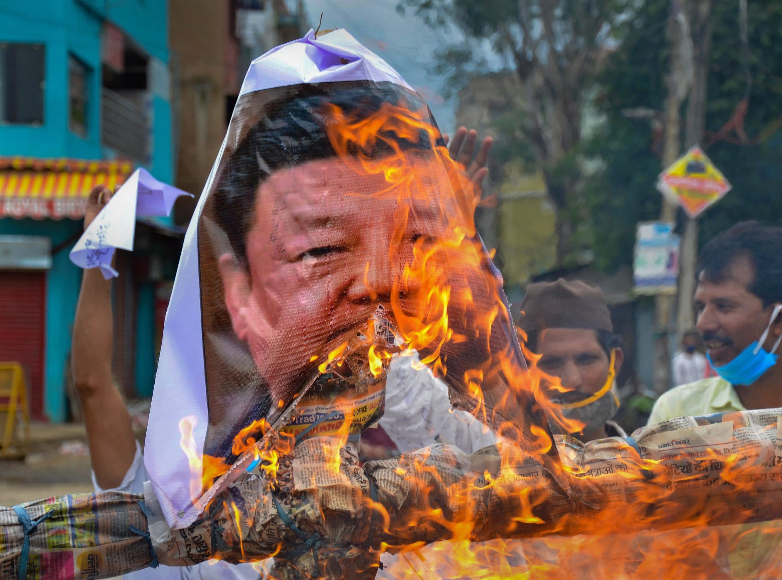 चीन के खिलाफ झारखंड के लोगों का फूटा आक्रोश, रांची में शी जिनपिंग का पुतला जलाया