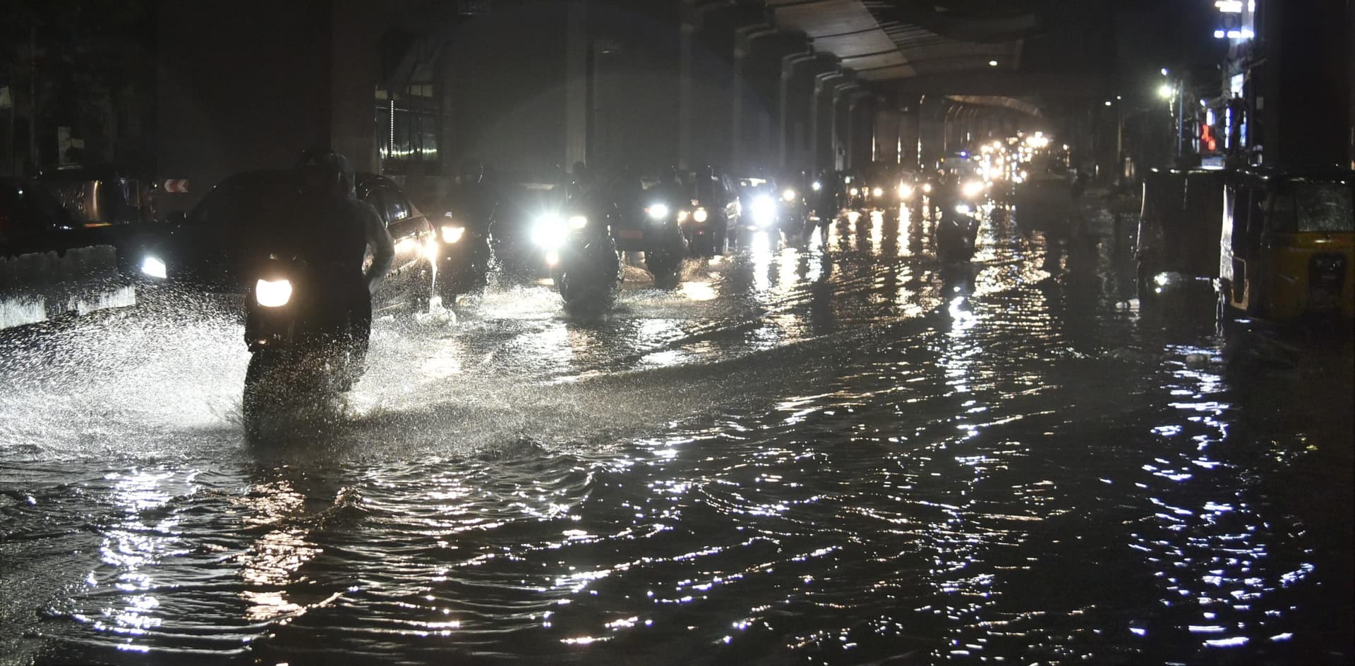 Mumbai Rains : मुंबई में बीती रात से तेज बारिश के बाद लैंडस्लाइड, 25 की मौत, रेड अलर्ट जारी