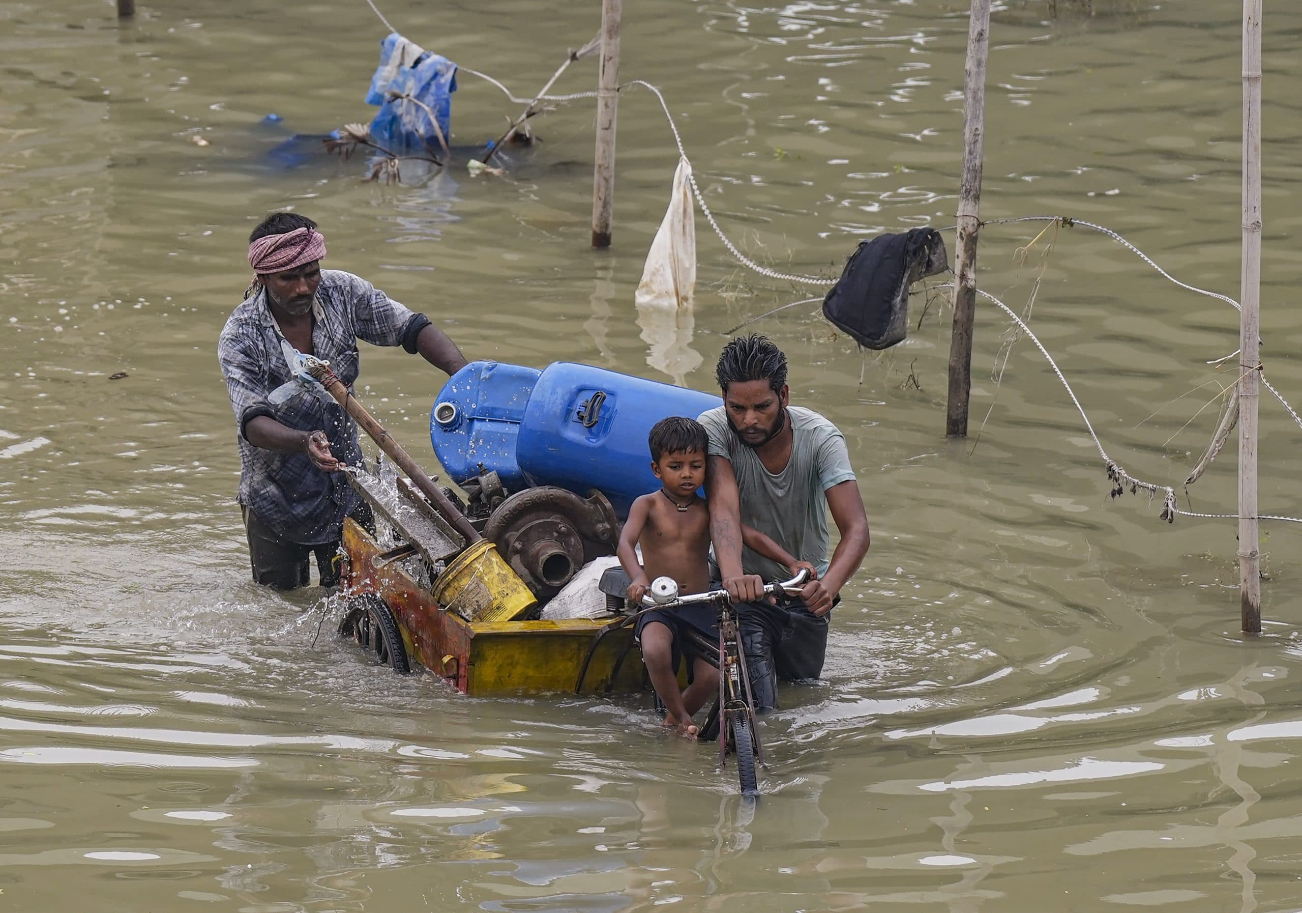 PHOTOS: दिल्ली का सब कुछ बहा ले गई बाढ़! जरूरतों के लिये जद्दोजहद कर रहे लोग
