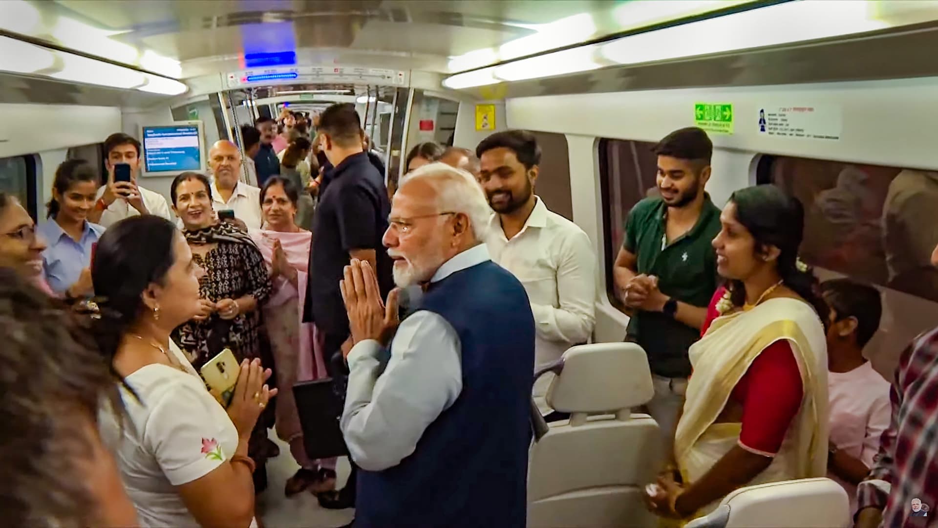 पहले मेट्रो की सवारी, श्रमिकों से बात, फिर यशोभूमि की सौगात, देखें PM Modi की तस्वीरें