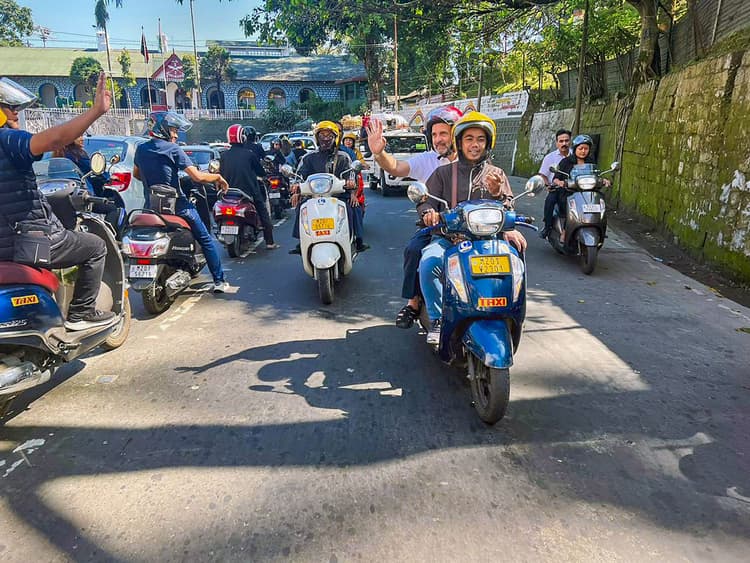 Rahul Gandhi: राहुल गांधी ने की स्कूटी की सवारी, सड़कों पर लोगों से मिलाया हाथ, ली सेल्फी