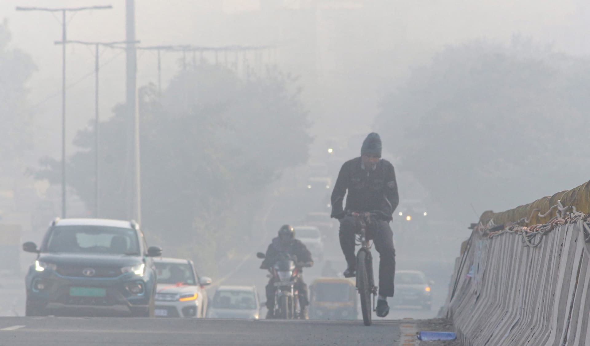 Weather Forecast Updates: दिल्ली में औसत से 4 डिग्री अधिक चढ़ा पारा, जानें देश के अन्य राज्यों का हाल
