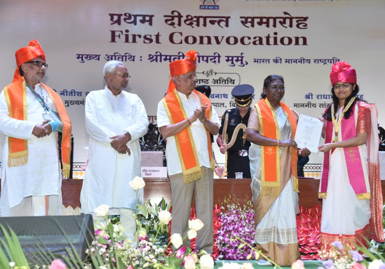 दीक्षांत समारोह में बेटियों की लंबी कतार देख गदगद हुई राष्ट्रपति द्रोपदी मुर्मू, बताया विकसित भारत की तस्वीर