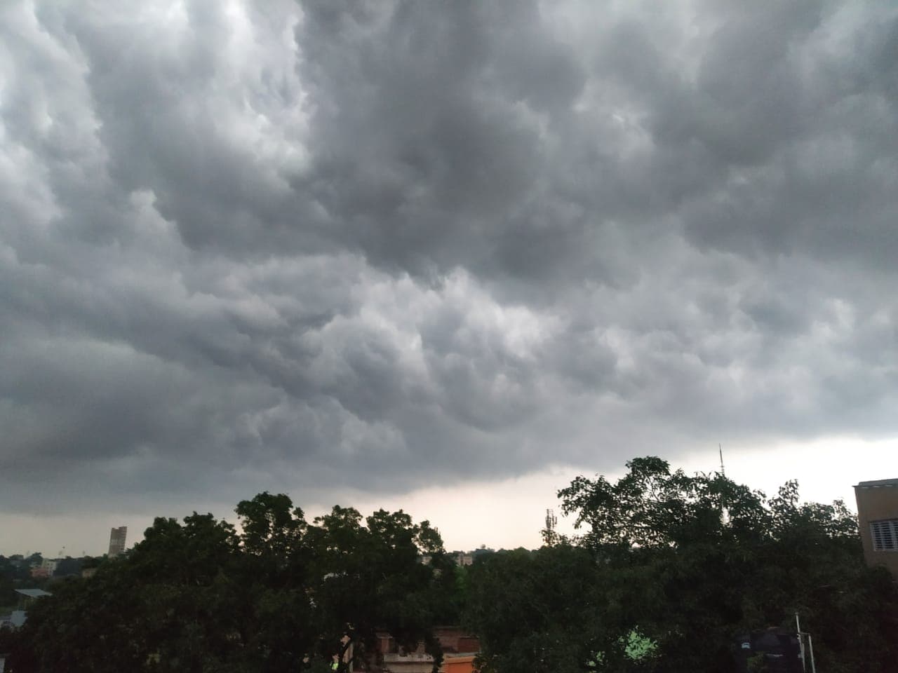 Weather Forecast: उत्तर प्रदेश में बारिश का कहर, अगले कुछ घंटों में कई जिलों में तूफान का अलर्ट