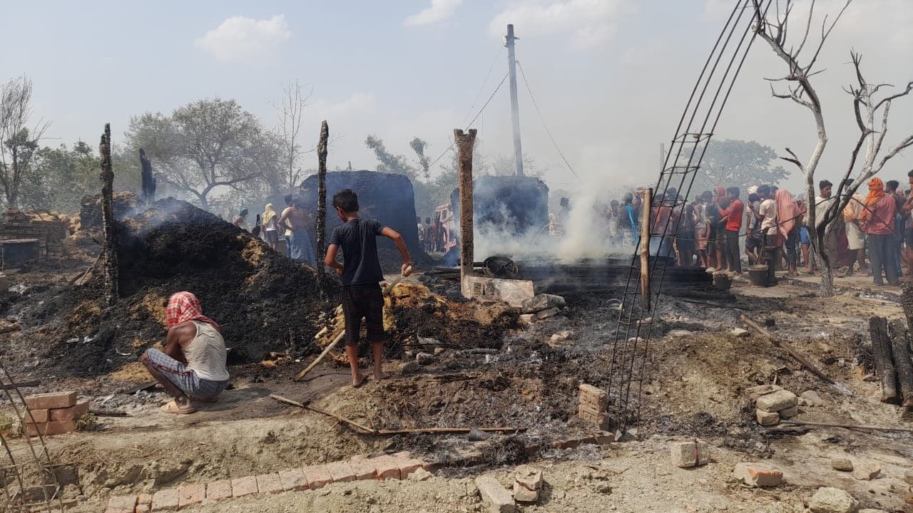 बिहार: बेगूसराय में भीषण अगलगी, एक दर्जन घरों में लगी आग, लाखों की संपत्ति जलकर राख