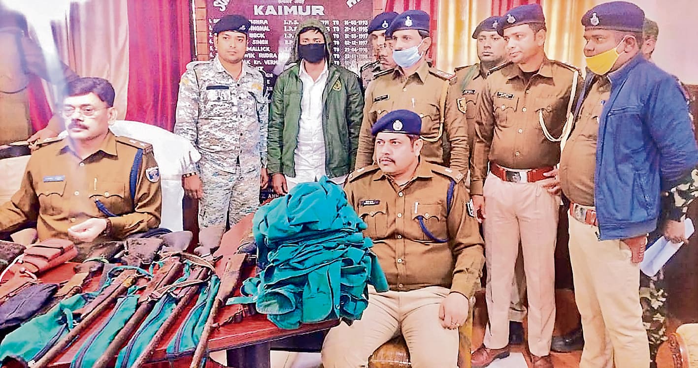 Bihar News: भारी मात्रा में हथियार और वर्दी के साथ एरिया कमांडर ने किया सरेंडर, कहा- पिता की हत्या का बदला लेने के लिए बना नक्सली