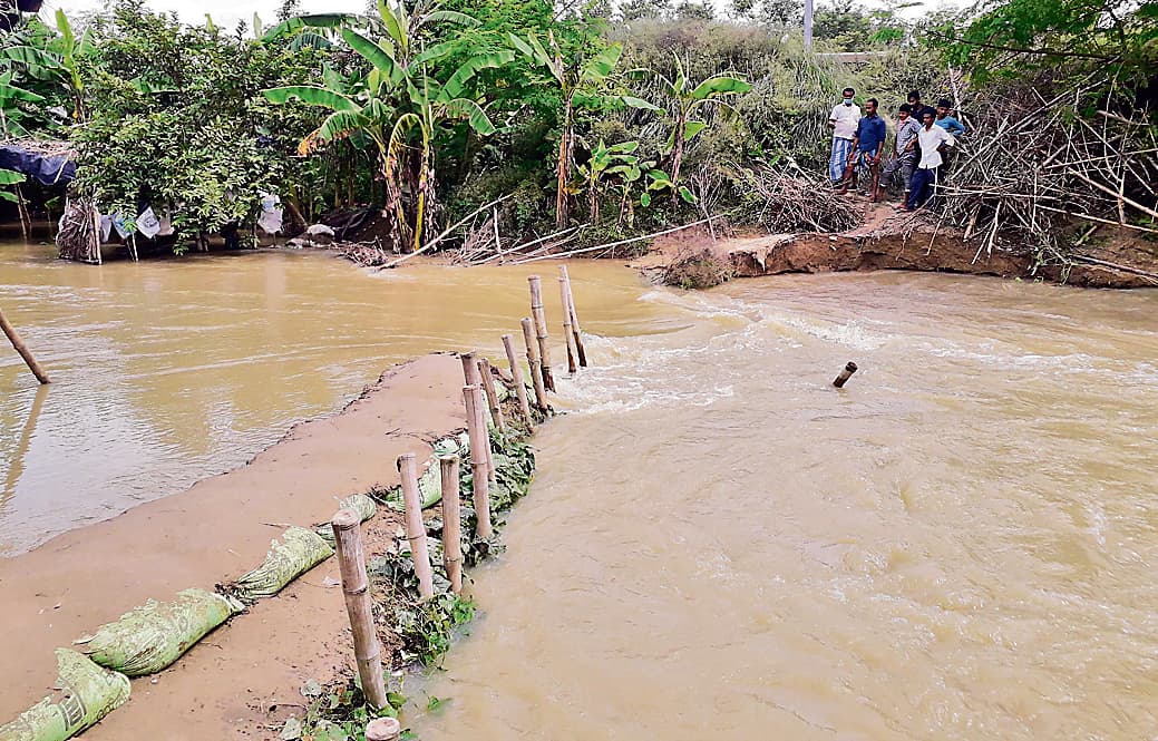 बागमती नदी में तेज बहाव से सीतामढ़ी के चंदौली घाट पर चचरी का पुल बहा, दर्जन भर गांवों का संपर्क टूटा