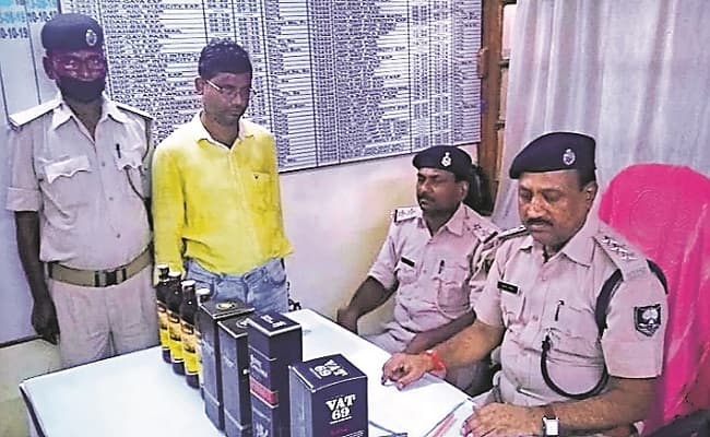 ट्रेन में विदेशी शराब भरा बैग ले जा रहा था टीटीई, पुलिस ने जांच के लिए रोका तो वर्दी उतरवाने की दी धमकी