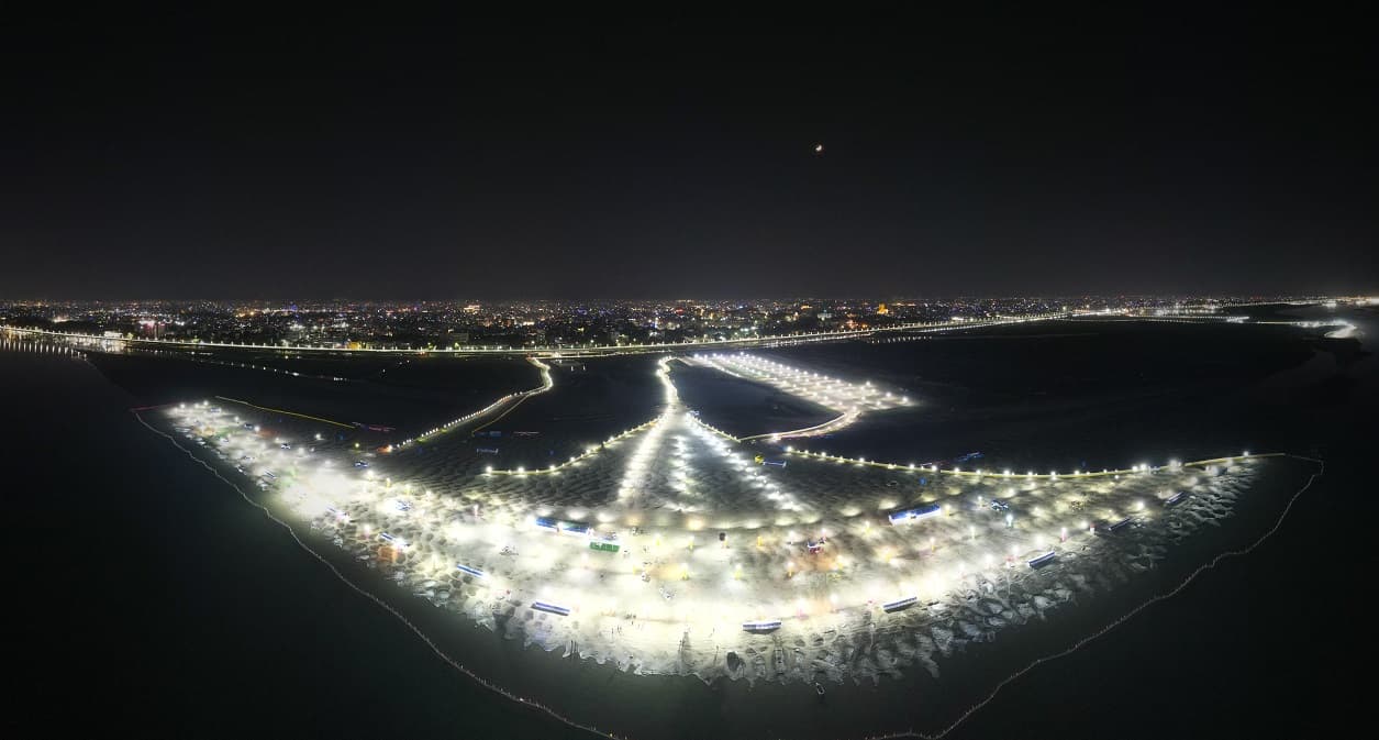 PHOTO: रोशन हुए छठ घाट तो दुबई सा दिखने लगा पटना, डीएम ने देखी बैरिकेडिंग से चेंजिंग रूम तक की व्यवस्था