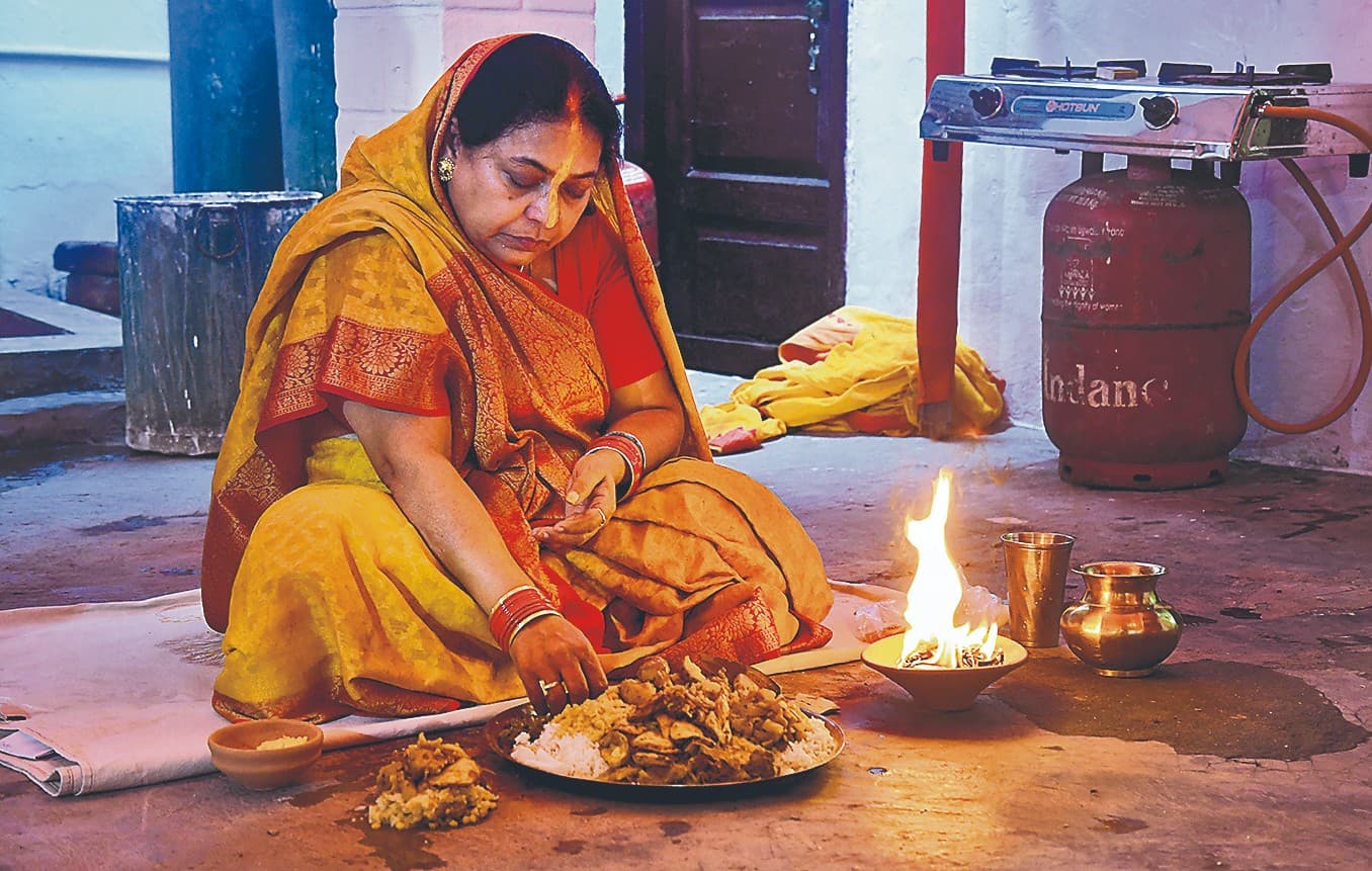 Chhath Puja Pictures: लोक आस्था के महापर्व छठ के दूसरे दिन 'खरना' की रौनक, देखिए ये तस्वीरें...