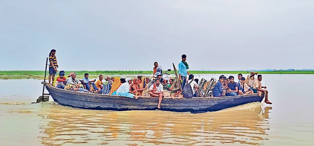 बिहार में कोसी नदी का कहर, लोगों के घरों में घुसा बाढ़ का पानी, जान जोखिम में डाल पलायन को मजबूर हुए लोग