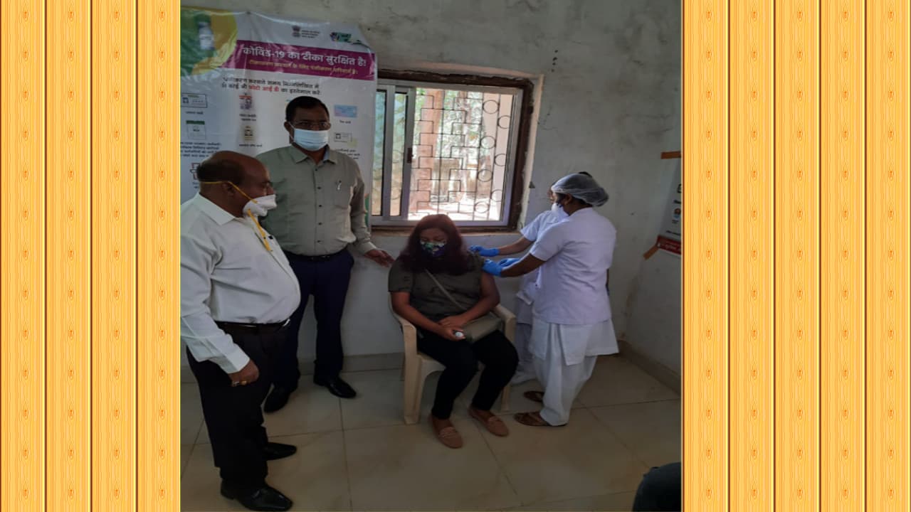Corona Vaccination in Jharkhand : 18 प्लस टीकाकरण अभियान की लोहरदगा में हुई शुरुआत, डीसी बोले- खुद लें टीका और दूसरों को भी करें प्रेरित