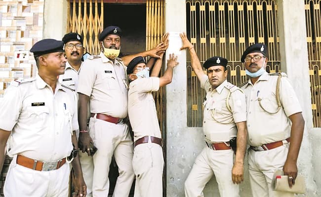 मधुबनी हत्याकांड में फरार 11 आरोपितों के घरों पर पुलिस ने चिपकाया इश्तेहार,  ढोल बजाकर हाजिर होने को कहा