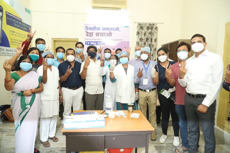 Corona Vaccination In Jharkhand : झारखंड के सीएम हेमंत सोरेन ने 18 प्लस टीकाकरण कार्यक्रम का किया शुभारंभ, कोरोना की चेन तोड़ने के लिए की वैक्सीन लगवाने की अपील