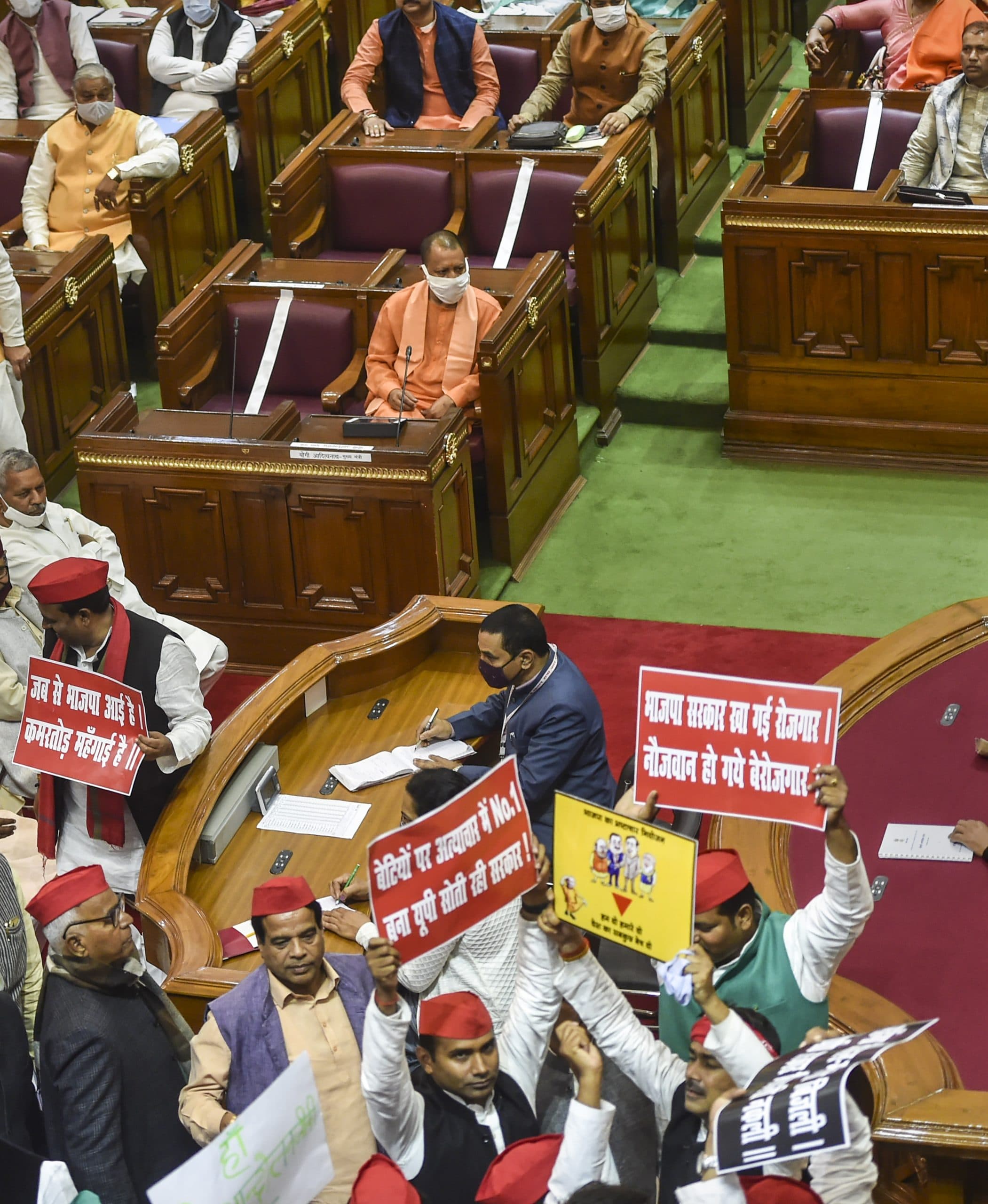 'किसानों के नेता टिकैत की सपा सरकार ने की थी पिटाई, डाल दिया था जेल में', यूपी विधानमंडल में किसानों के मुद्दे पर जोरदार हंगामा
