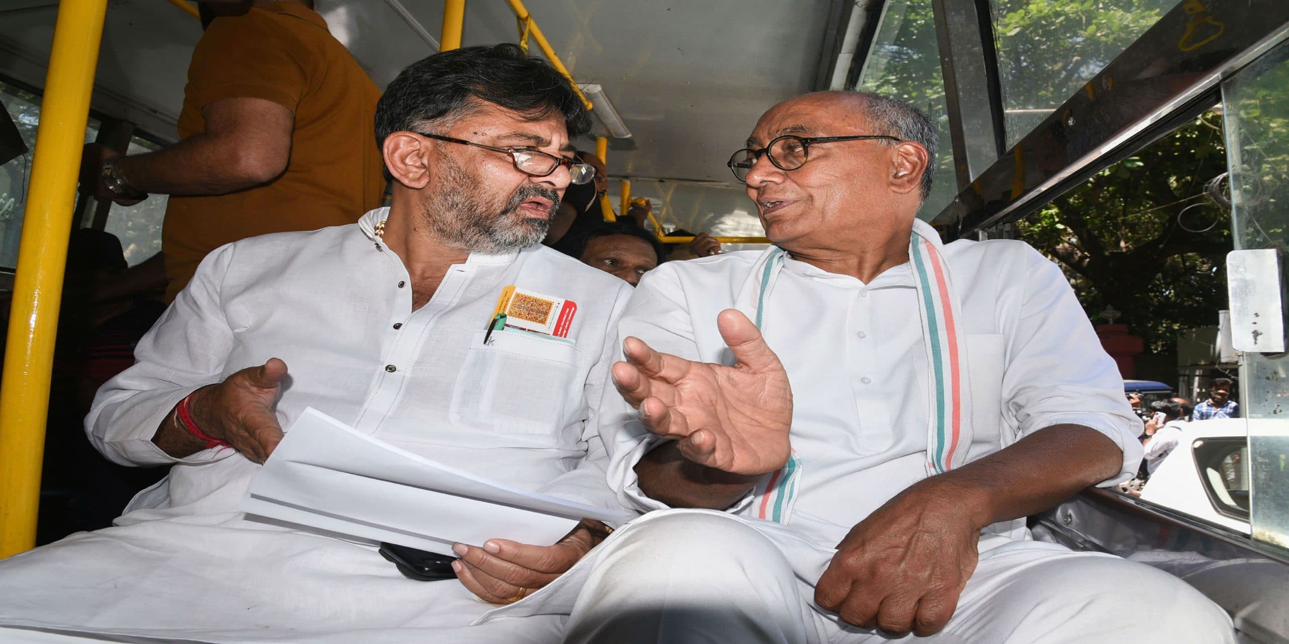 MP सत्ता का संघर्ष : कांग्रेस को एक और झटका, कर्नाटक HC ने दिग्विजय सिंह की याचिका खारिज की