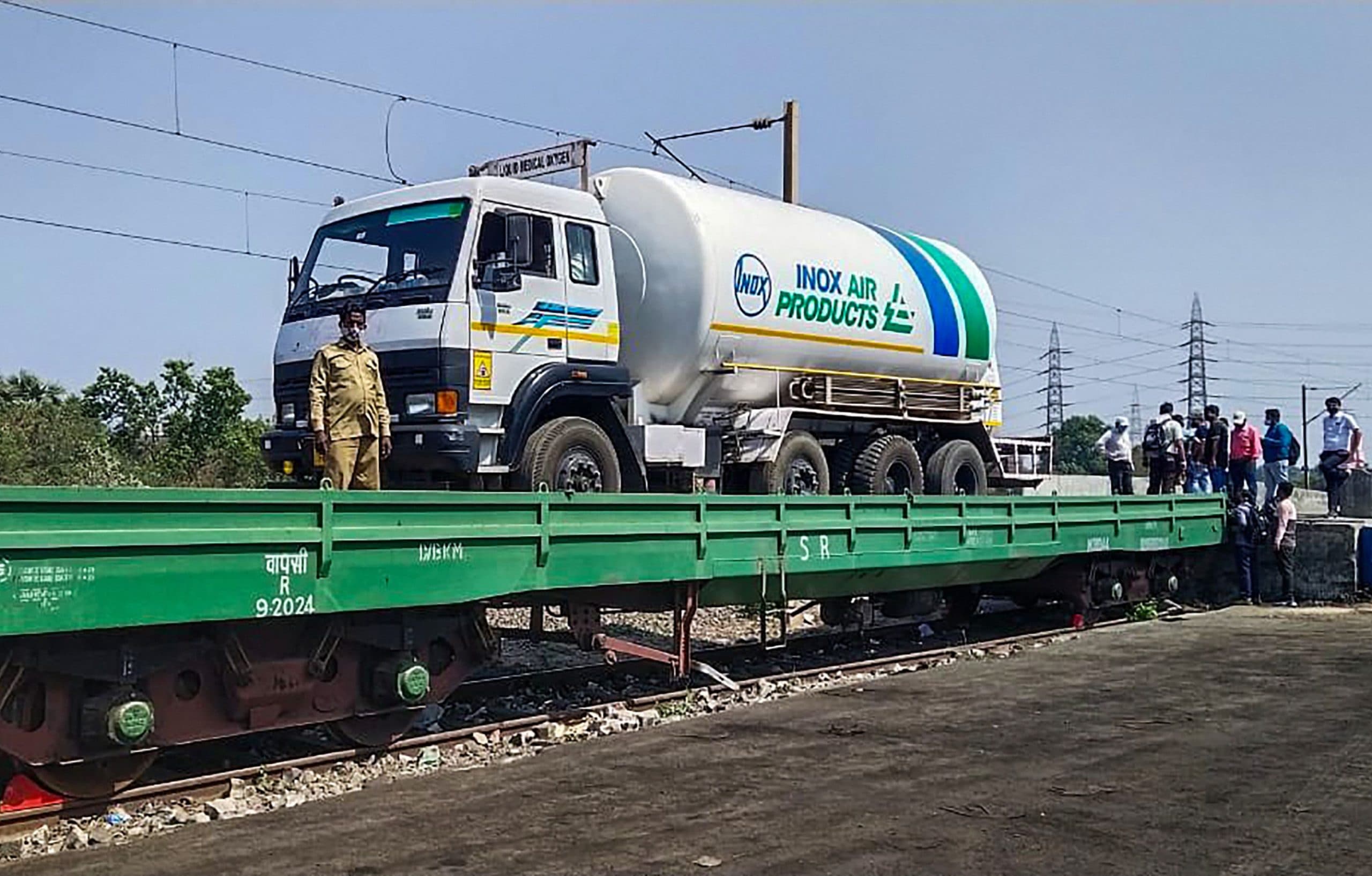 कोरोना संकट : ऑक्सीजन एक्सप्रेस चलायेगा रेलवे, देश भर में ग्रीन कॉरिडोर से जल्द पहुंचेगा ऑक्सीजन