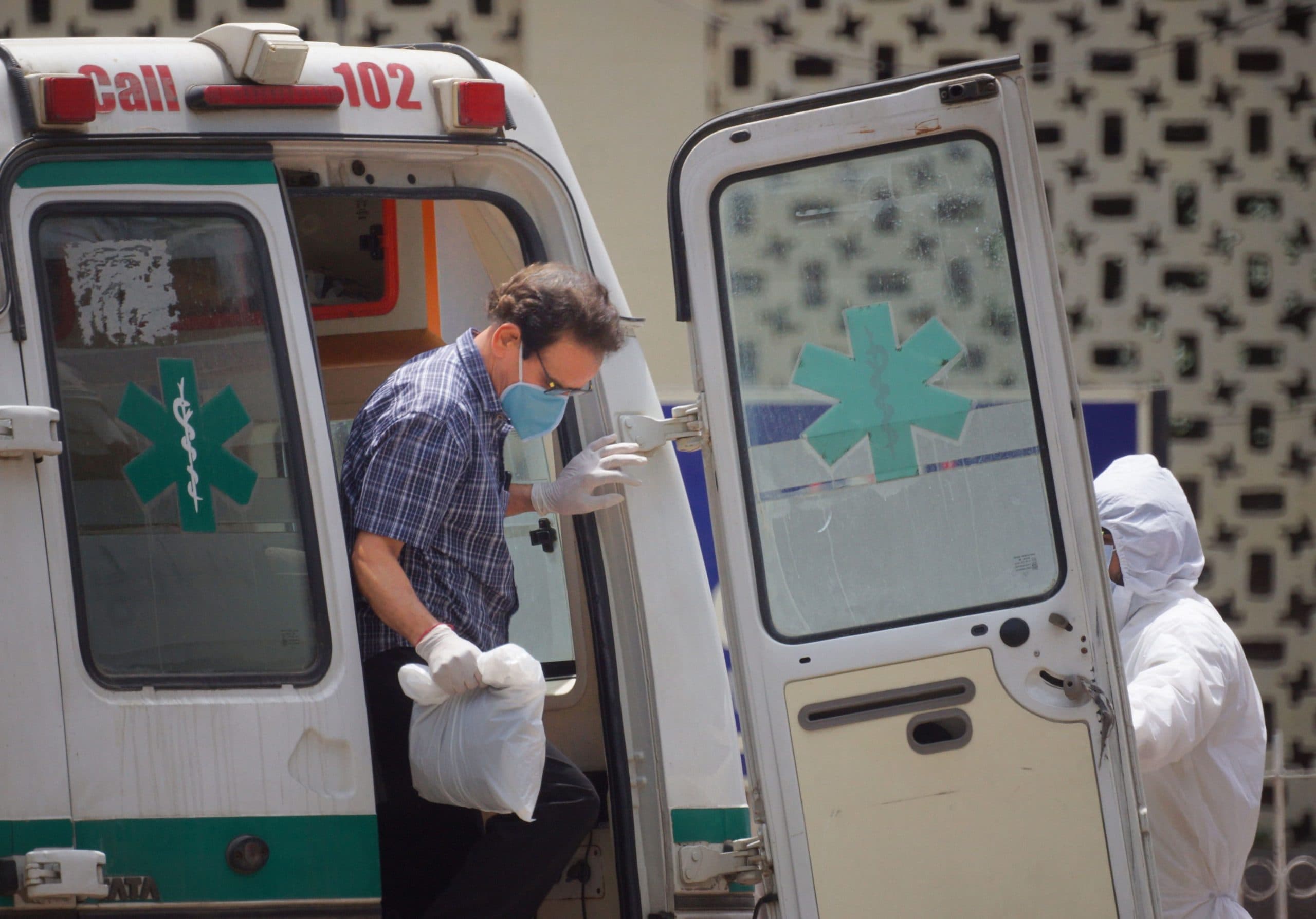 'देश में नहीं रुक रहा कोरोना संक्रमण, लॉकडाउन में सख्‍ती के लिए उतारी जाए सेना'