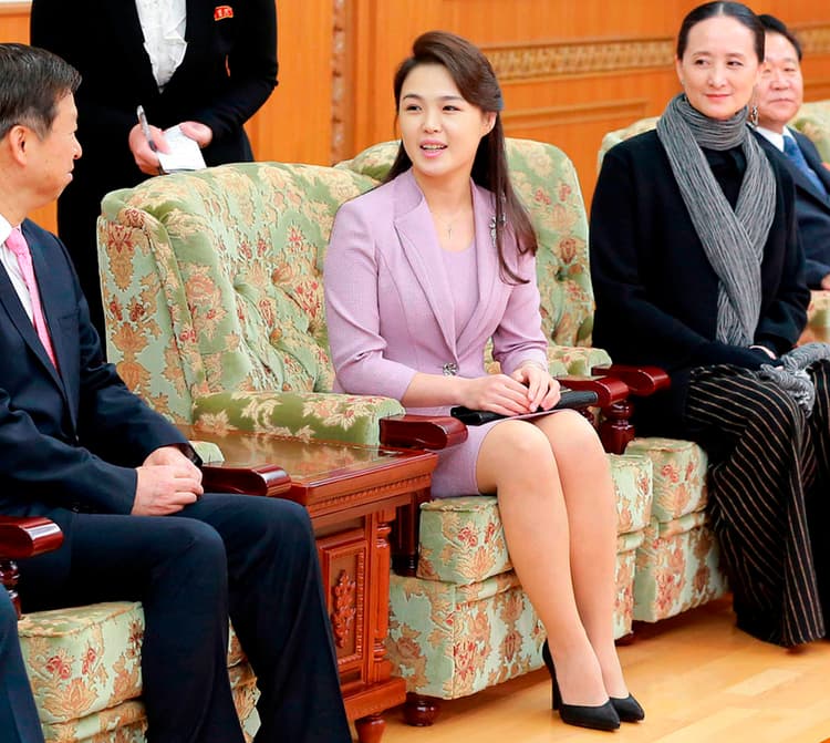 एक साल के बाद किसी कार्यक्रम में सामने आयी किम जोंग की पत्नी, इन अफवाहों को किया खारिज