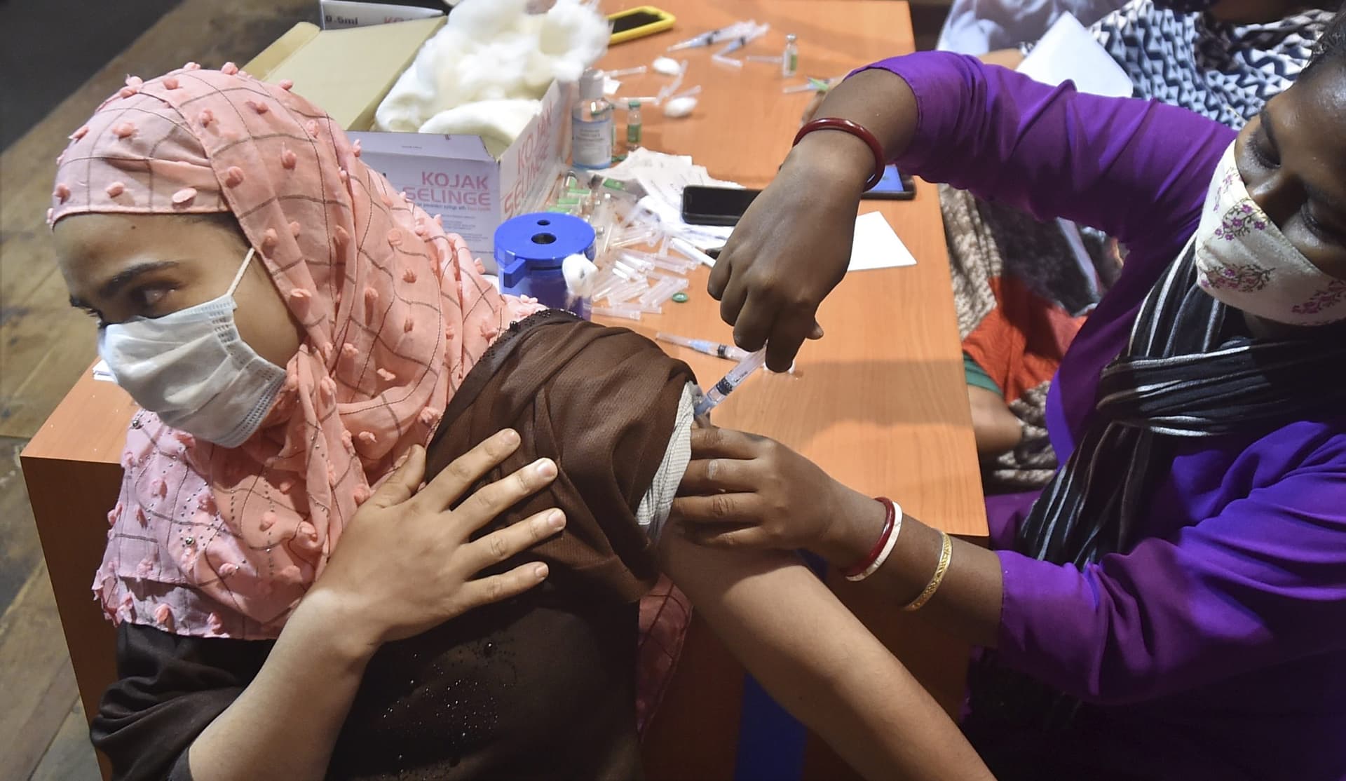 कोविशील्ड के दो डोज के बीच का अंतर 12 सप्ताह ही क्यों? जानें क्या कहा एक्ट्राजेनेका के वैक्सीन ट्रायल चीफ ने