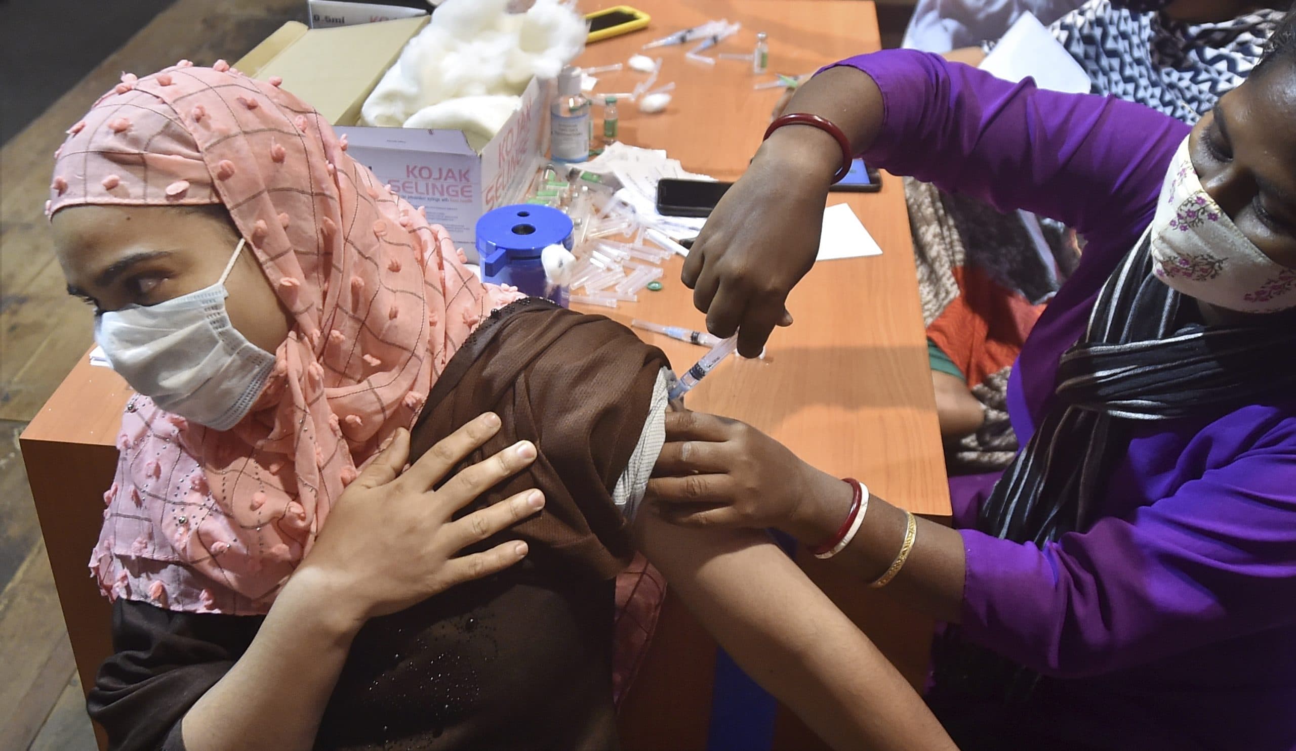 कोरोना वैक्सीन लगवाने पर महिलाओं में रिएक्शन की आशंका सबसे ज्यादा, BHU के रिसर्च में हुआ खुलासा