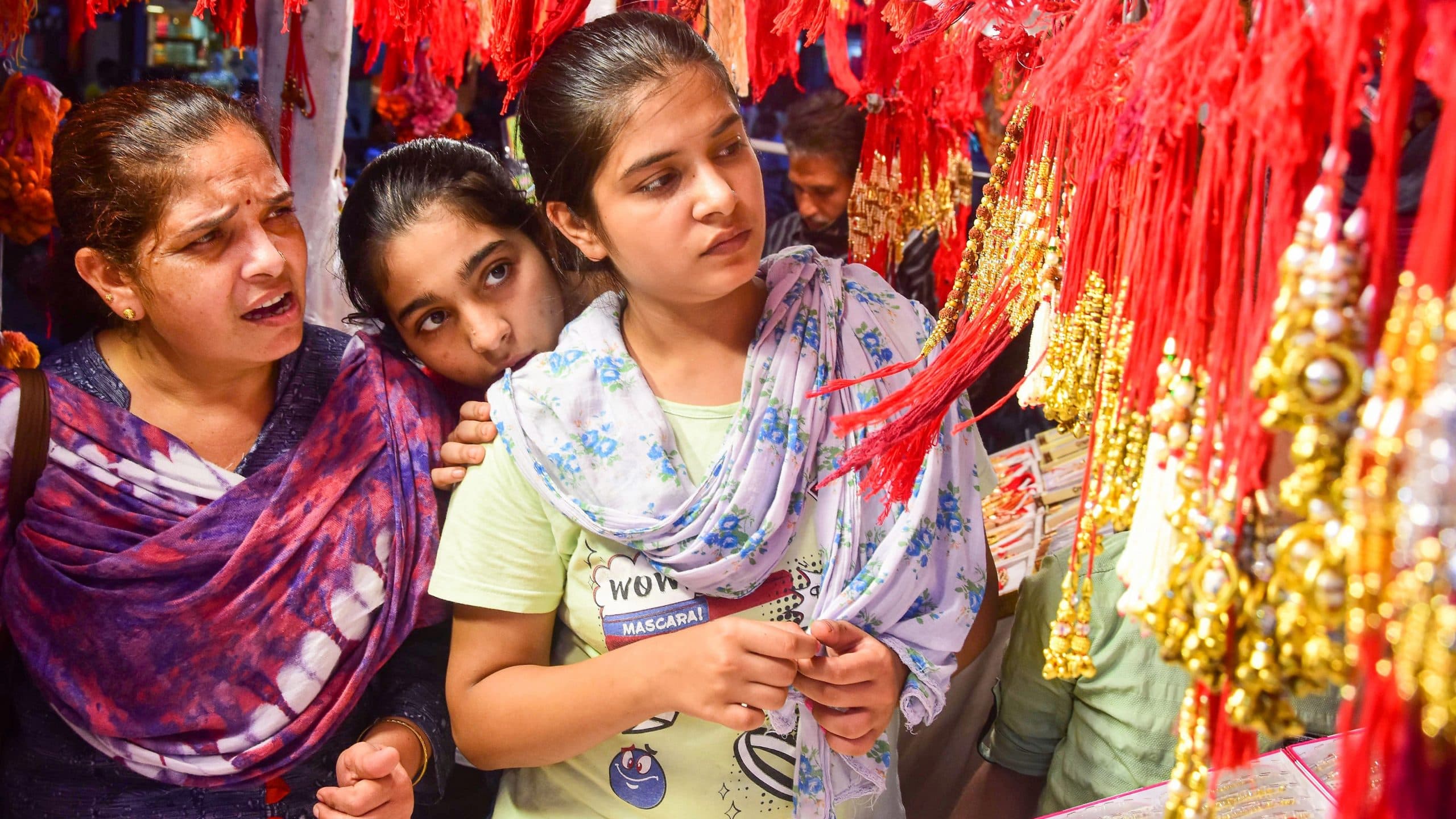 Raksha Bandhan 2023: रक्षाबंधन कब है? शहर में सजी दुकानें, रेशम, हैंडमेड व इको फ्रेंडली राखियों की डिमांड