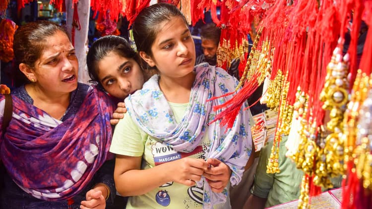 Raksha Bandhan 2023: रक्षाबंधन कब है? शहर में सजी दुकानें, रेशम, हैंडमेड व इको फ्रेंडली राखियों की डिमांड