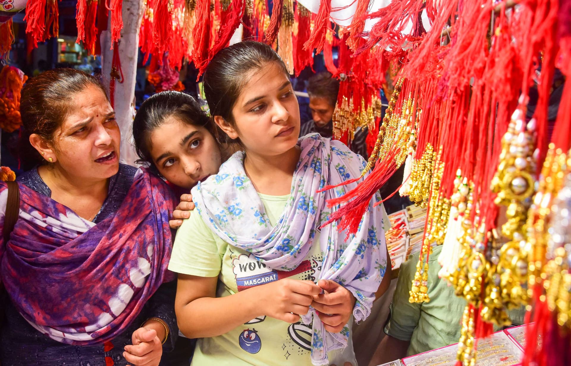 Rakhi Gifts: मात्र 500 रुपये में अपनी बहन को दें ये प्यारा सा गिफ्ट, रक्षा बंधन के दिन चेहरे पर मुस्कान आएगी