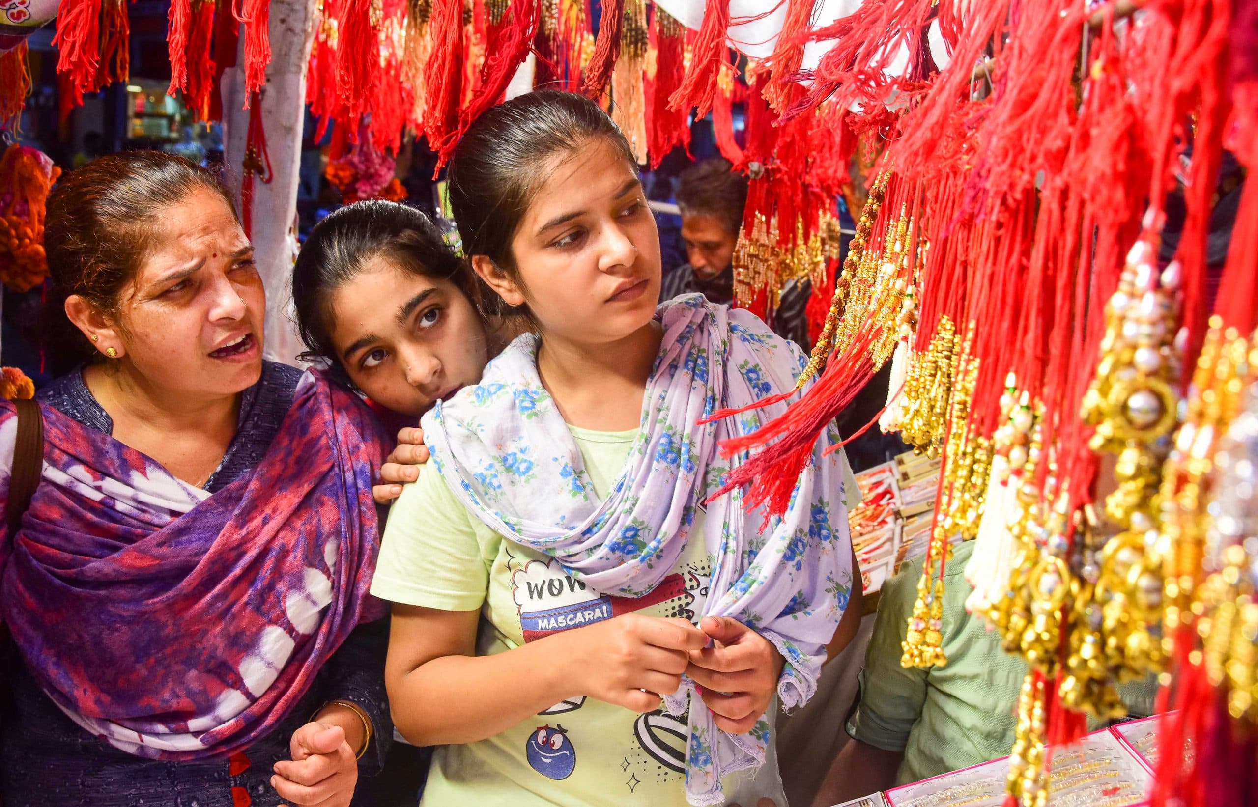 Rakhi Gifts: मात्र 500 रुपये में अपनी बहन को दें ये प्यारा सा गिफ्ट, रक्षा बंधन के दिन चेहरे पर मुस्कान आएगी