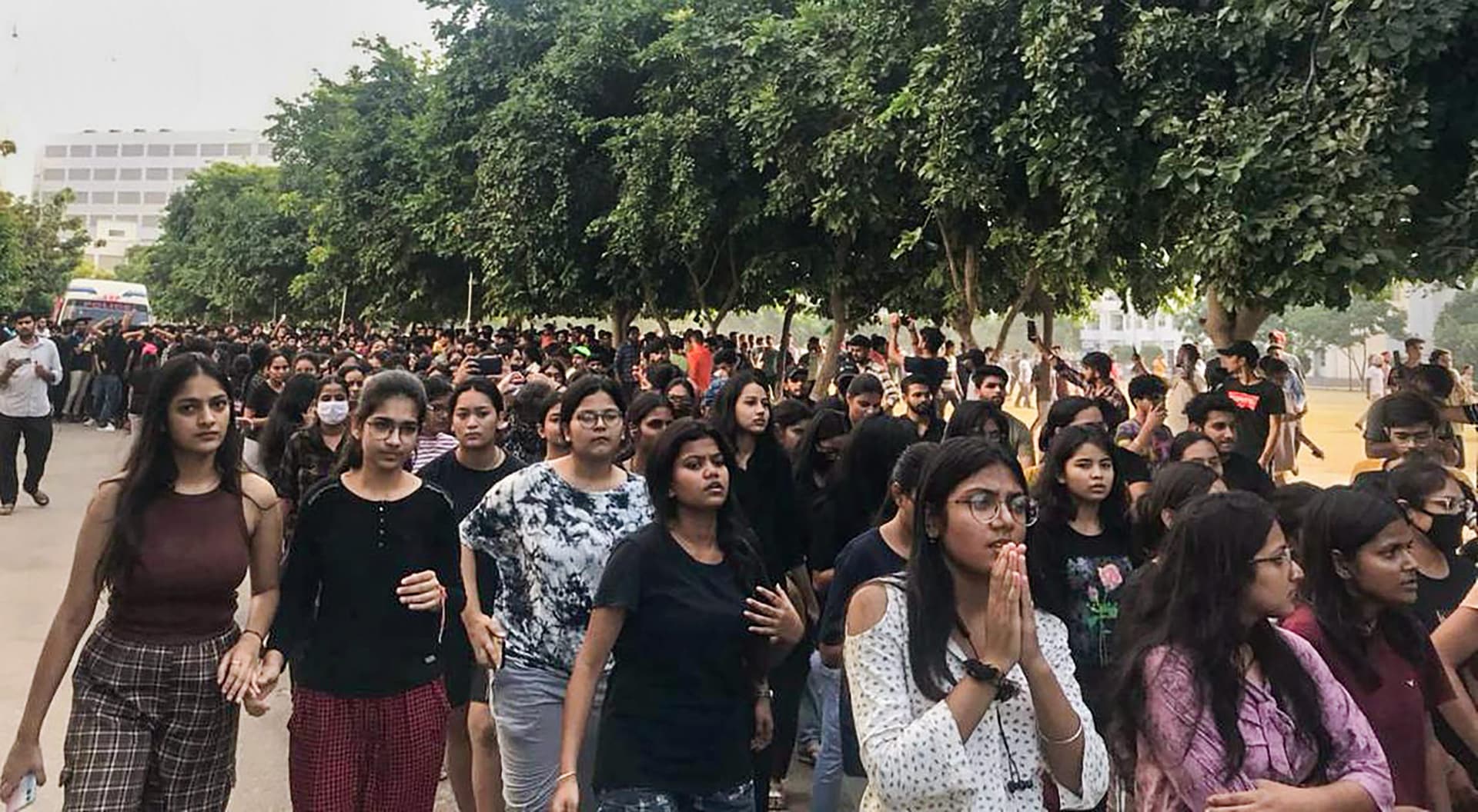 Chandigarh Video Leak: वीडियो लीक मामले में तीन की गिरफ्तारी, कोर्ट ने तीनों को 7 दिन की रिमांड पर भेजा Chandigarh Video Leak: वीडियो लीक मामले में तीन की गिरफ्तारी, कोर्ट ने तीनों को 7 दिन की रिमांड पर भेजा