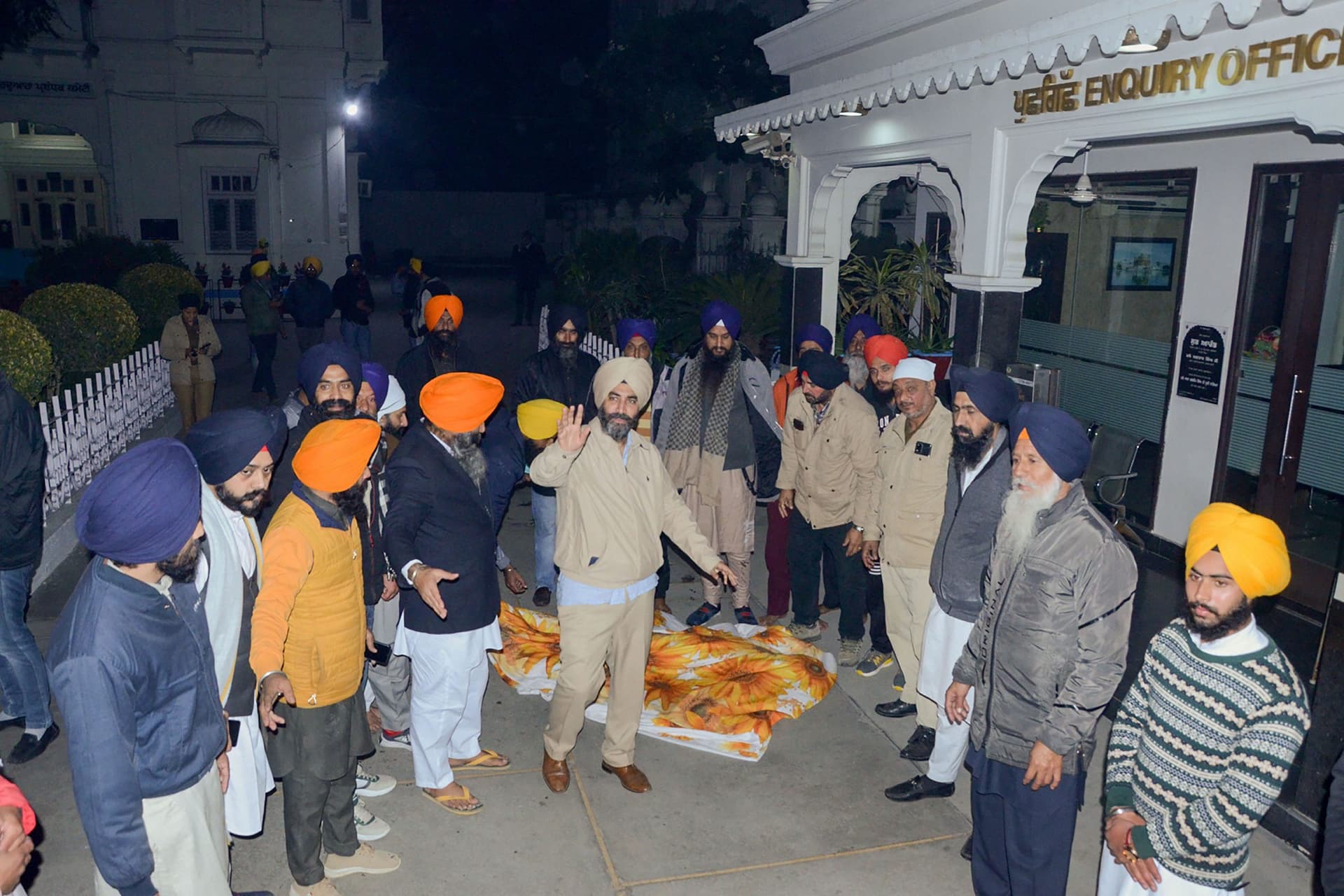 अमृतसर स्वर्ण मंदिर में बेअदबी पर केंद्र सरकार का अलर्ट, भड़क सकता है दंगा