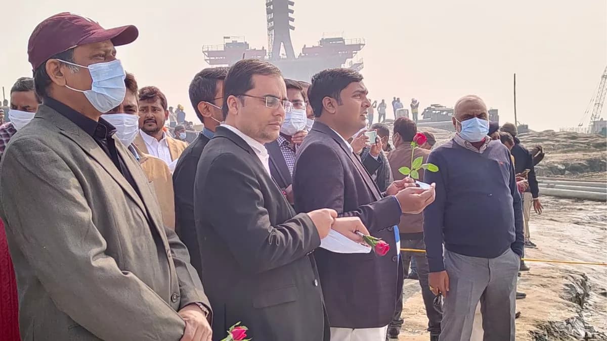 सिमरिया तीर्थ में नहीं रुका गंगा विलास क्रूज, हाथ में फूल लेकर खड़े रह गये अधिकारी व विधायक