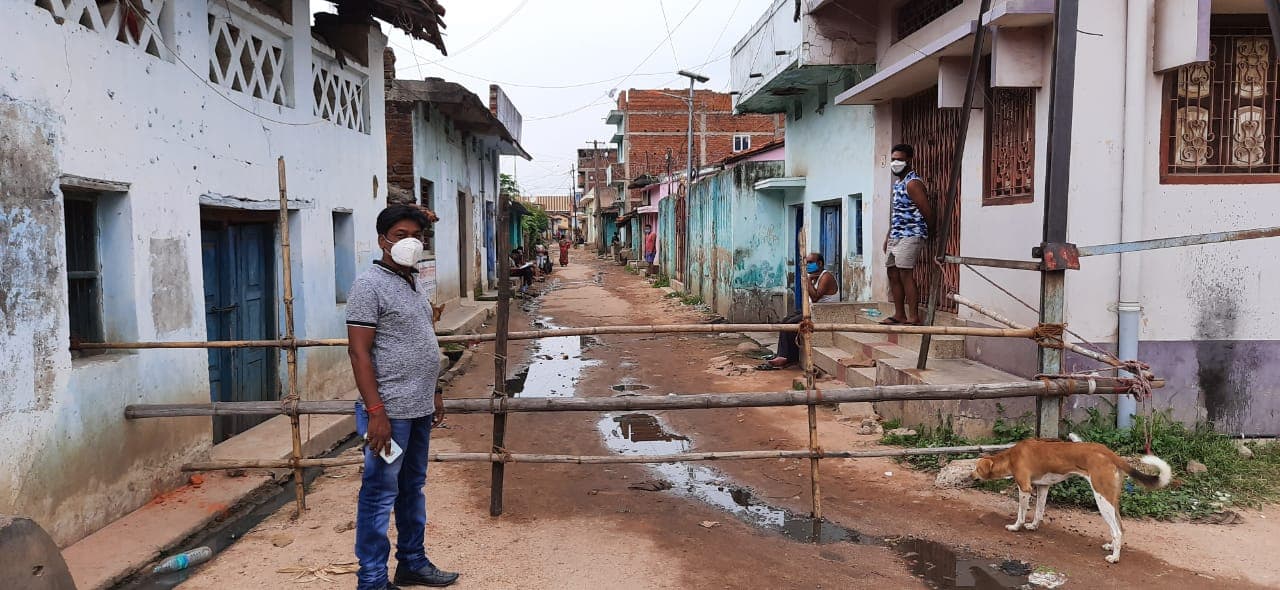 चितरपुर में मुहल्ले की हुई बैरिकेडिंग, एक साथ आये थे तीन कोरोना संक्रमण के मामले