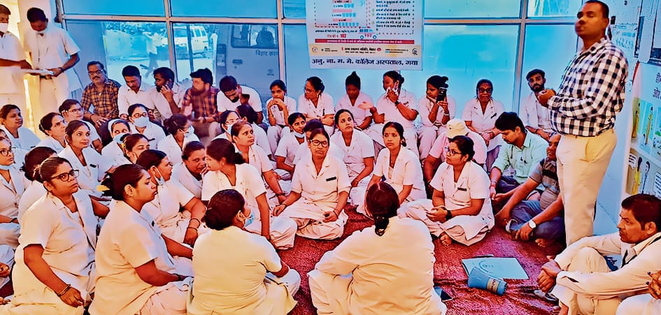 बिहार: मगध मेडिकल में नर्सिंग स्टाफ का फूटा गुस्सा, काम बंद करने का किया ऐलान, जानिए पूरा मामला