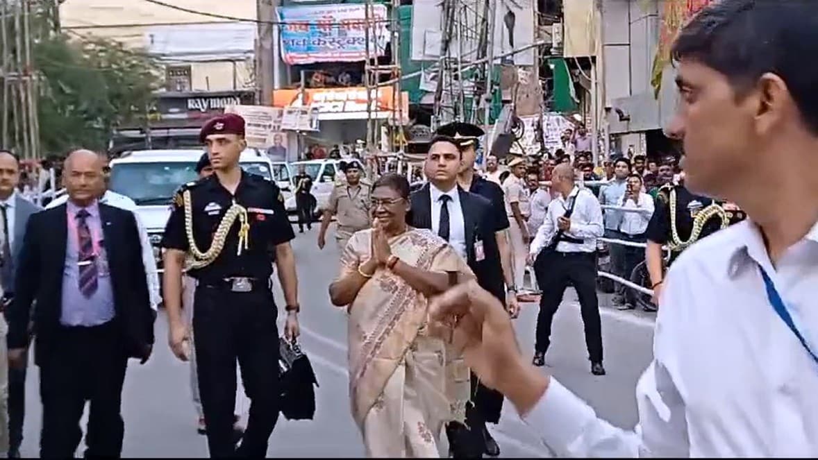 पटना में जब प्रोटोकॉल तोड़ सड़क पर पैदल चलने लगीं राष्ट्रपति, सुरक्षा में तैनात जवान हो गए हैरान