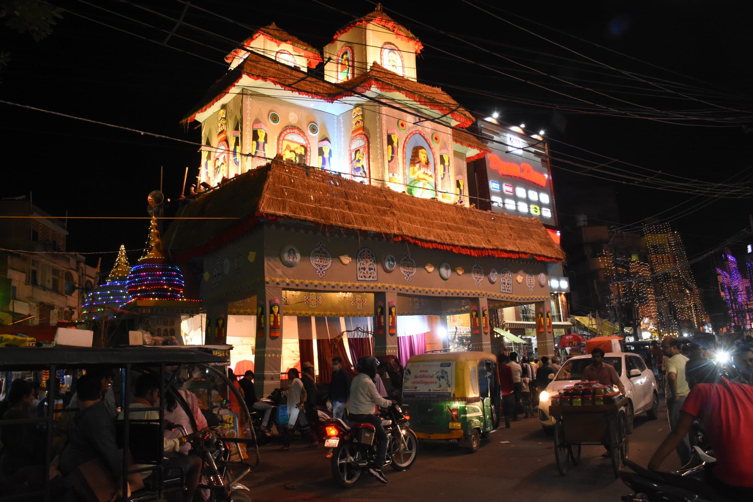 PHOTOS: पटना में प्यारा सजा है मां दुर्गा का दरबार, कहीं विक्टोरिया पैलेस, तो कहीं प्रेम मंदिर जैसा नजारा